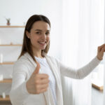 Lächelnde Frau verwendet Smart-Home-Türsprechanlage