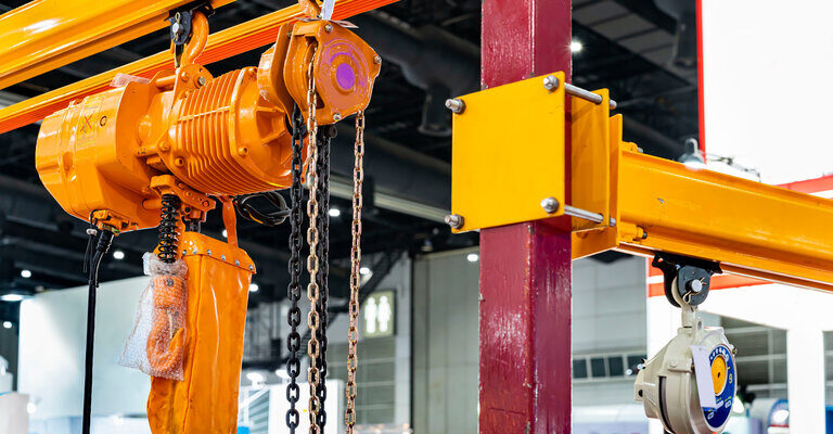 Handkettenzug und Elektrokettenzug an Monoschienenbahnträger installiert