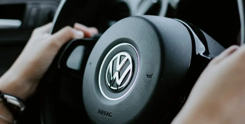 Nahaufnahme eines Lenkrads mit VW-Logo im Volkswagen Multivan – Thema: VW T6 Preise und Ausstattung