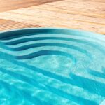 Modernes GFK Pool mit integrierten Treppenstufen und Holzdeck