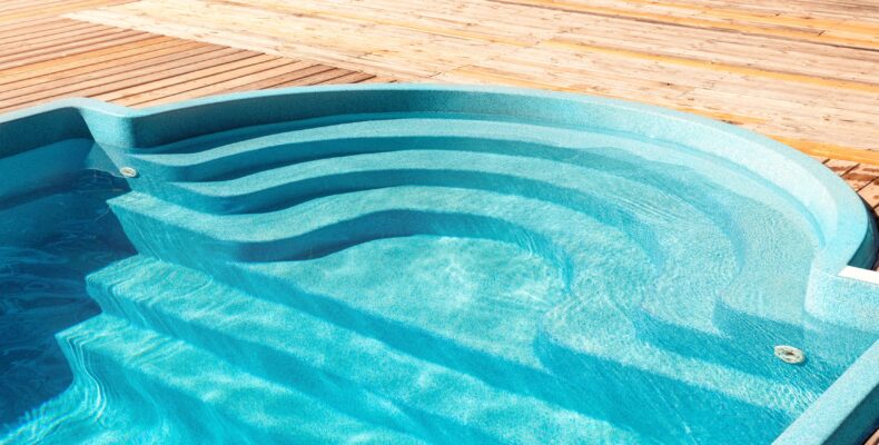 Modernes GFK Pool mit integrierten Treppenstufen und Holzdeck