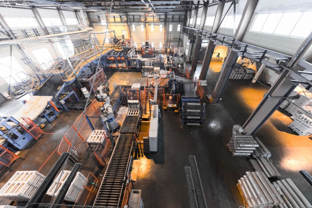 Blick in eine moderne Fertigungshalle für Druckrohre – industrielle Rohrherstellung mit hoher Materialeffizienz und präziser Prozesssteuerung.
