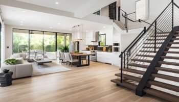 stilvolle, geräumige Küche und Wohnzimmer mit Kühlschrank und Waschmaschine mit Blick auf den gemütlichen Essbereich mit Holzdecke